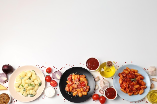 Тарелки с разными блюдами