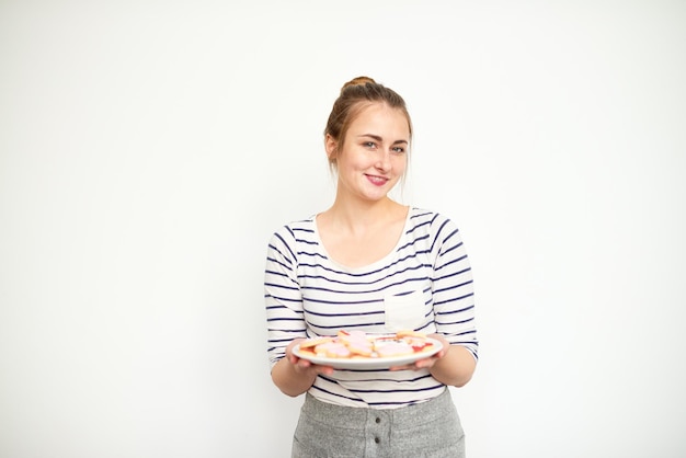 Улыбающийся человек с тарелкой